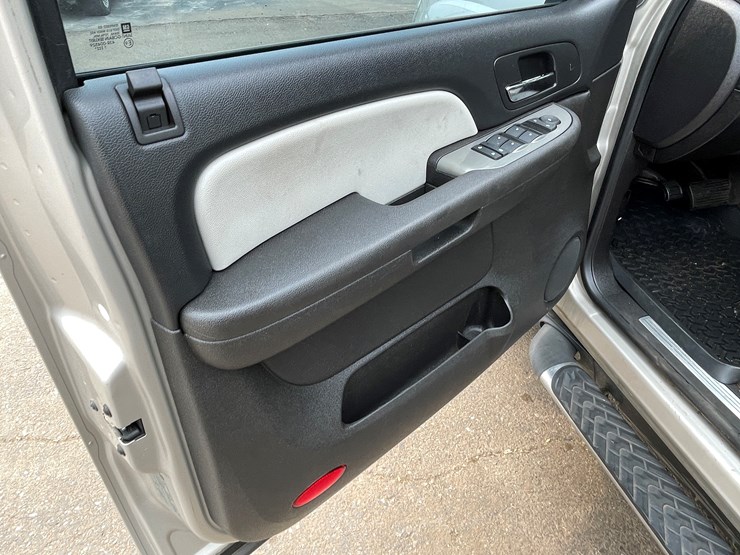 2008-chevrolet-suburban-image-54