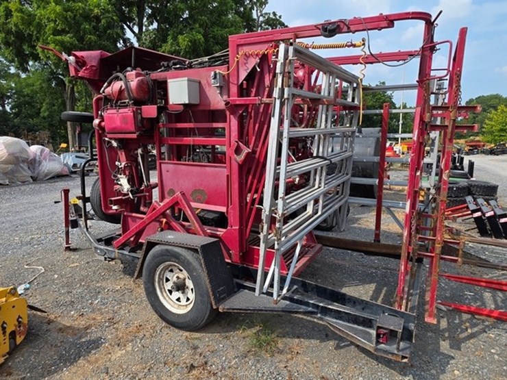 comfort-chute-h-series-hoof-trimming-trailer-image-3