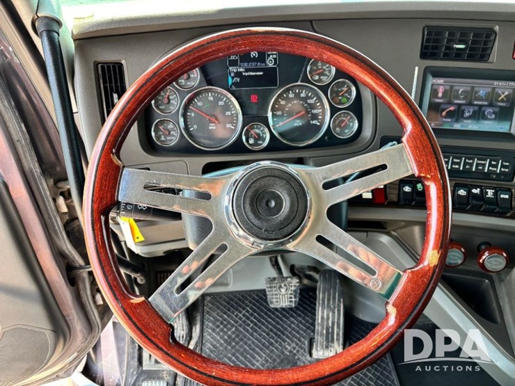 2016-kenworth-t880-image-93