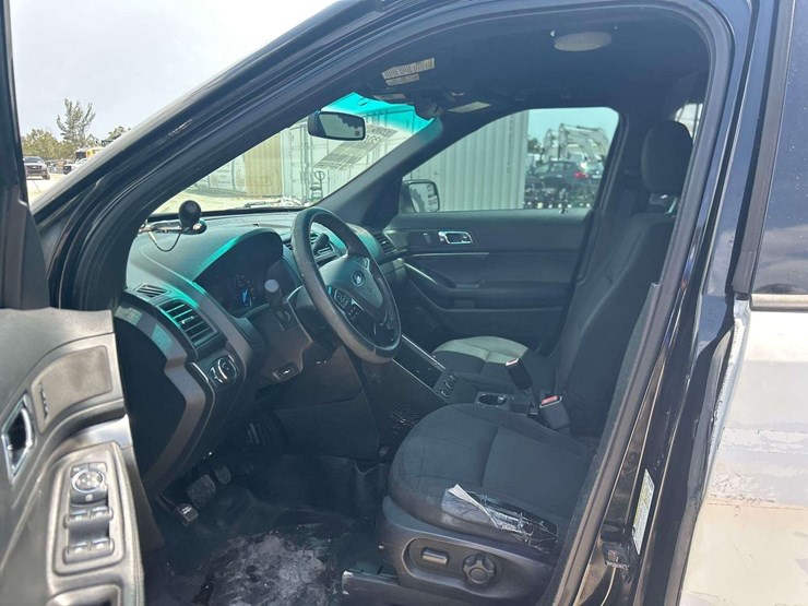 2016-ford-explorer-image-17
