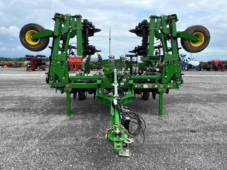 2023-john-deere-2510h-image-1