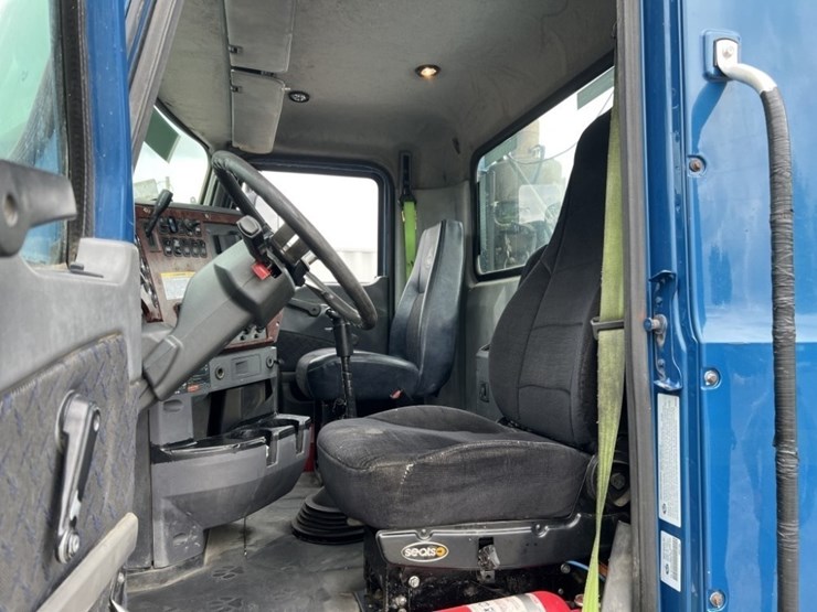 2010-mack-cxu613-tri-axle-truck-tractor-image-24