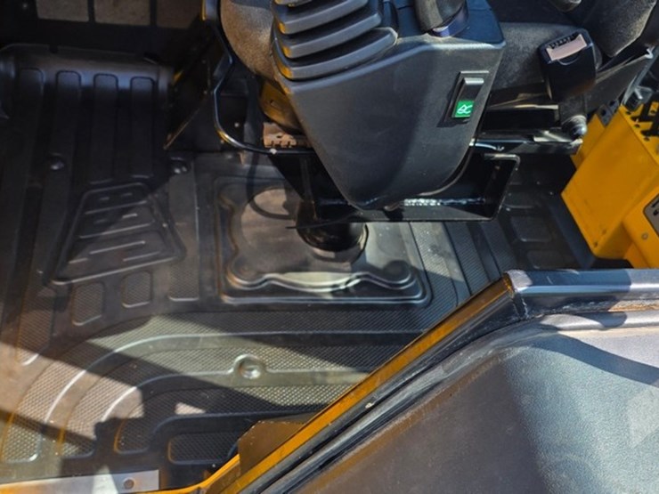 2021-jcb-1cxt-image-41