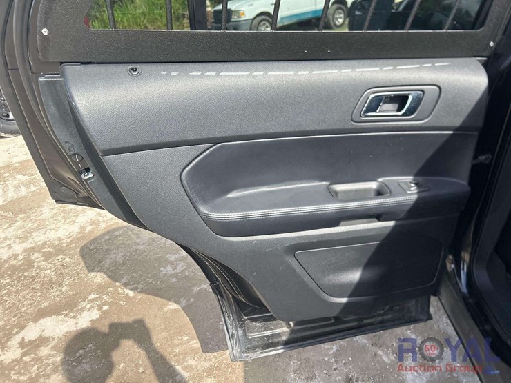 2016-ford-explorer-image-16