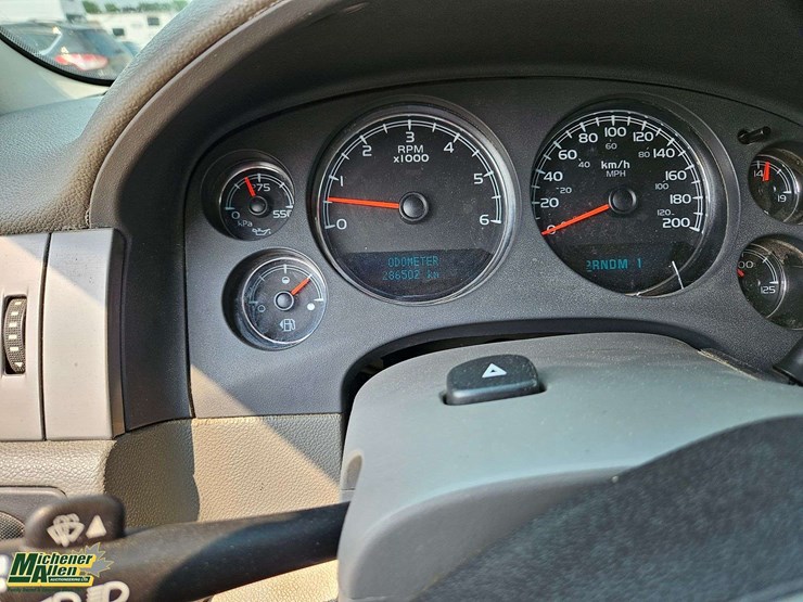 2008-chevrolet-suburban-image-27