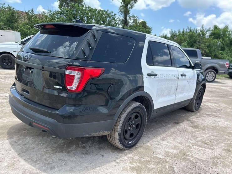 2017-ford-explorer-image-3
