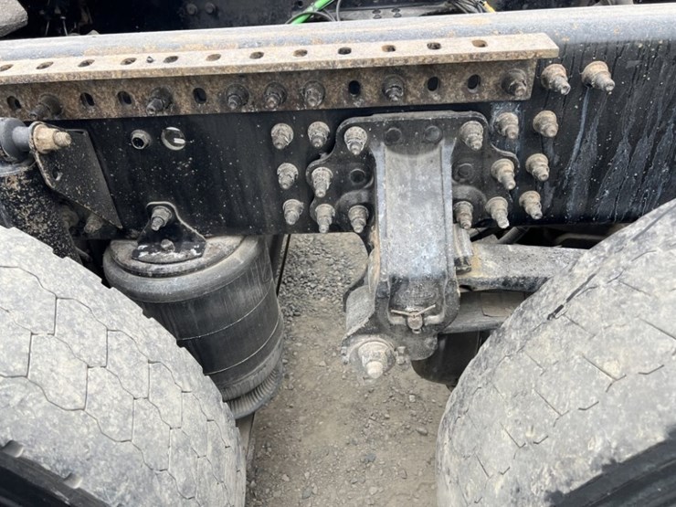 2010-mack-cxu613-tri-axle-truck-tractor-image-16