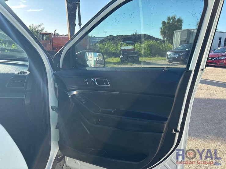 2016-ford-explorer-image-21