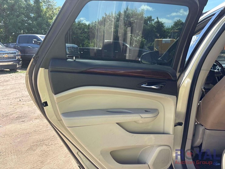 2010-cadillac-srx-image-18
