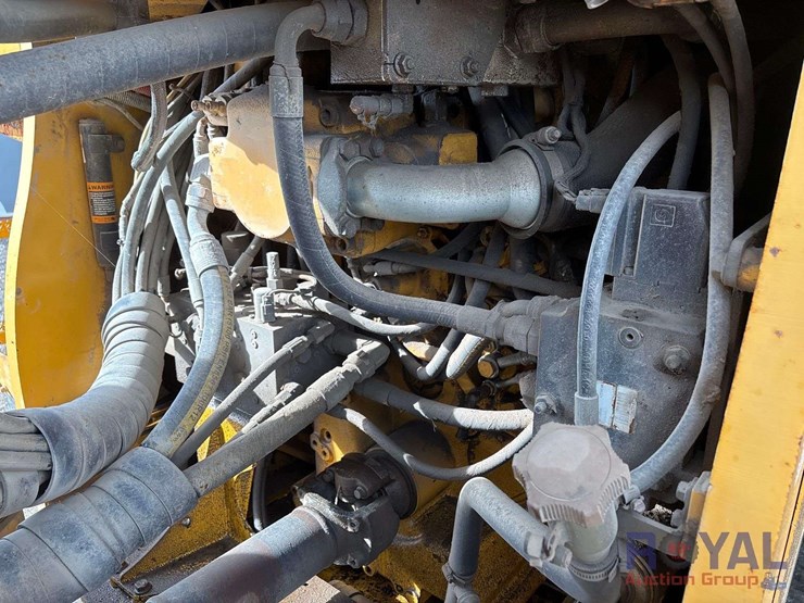 2011-deere-844k-image-23