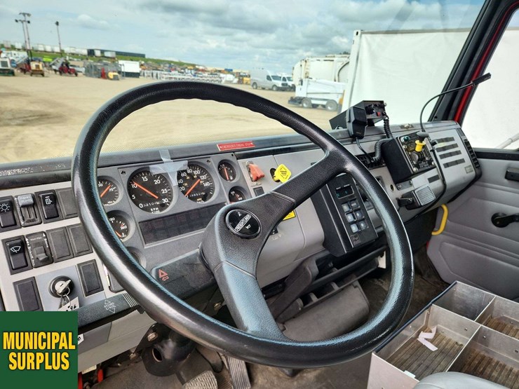 1996-freightliner-fl80-image-16