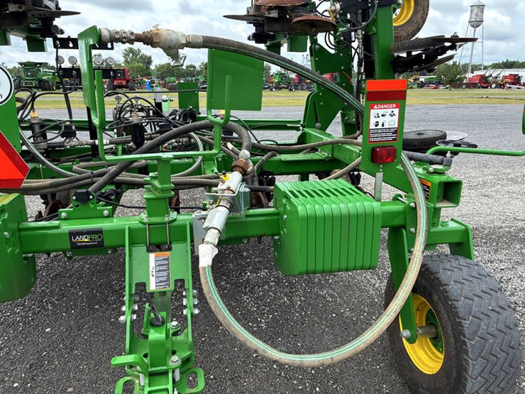 2023-john-deere-2510h-image-60