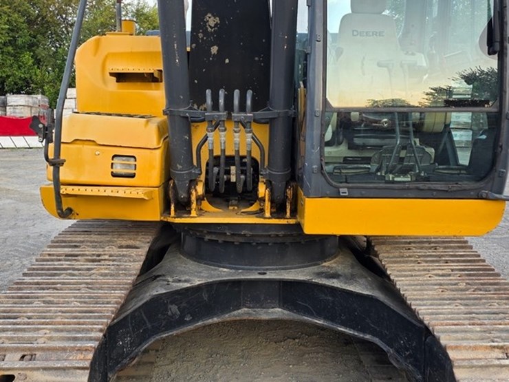 2013-deere-160g-lc-image-45