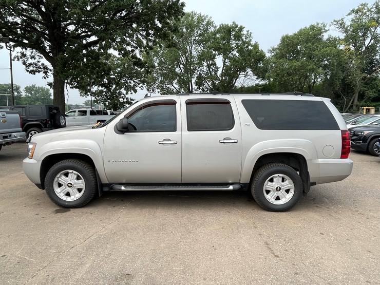 2008-chevrolet-suburban-image-8