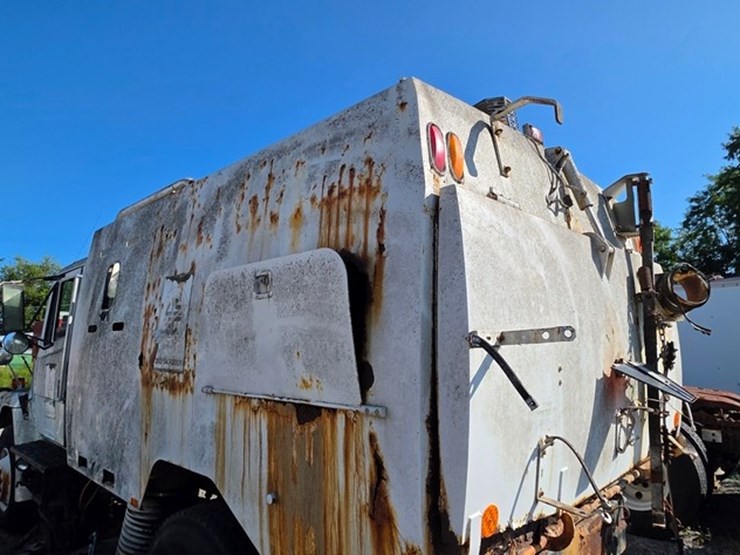 2002-freightliner-fl70-image-19
