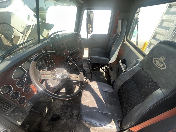 2011-mack-pinnacle-cxu613-image-15