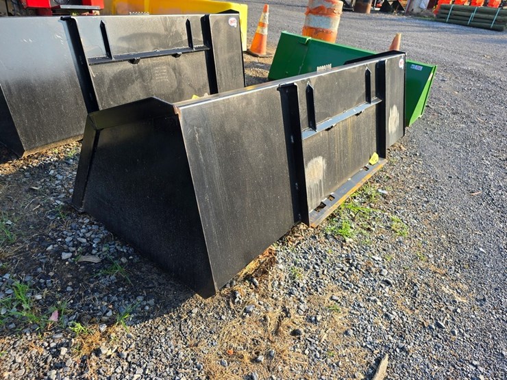 new-swict-96"-skidloader-material-bucket-image-2