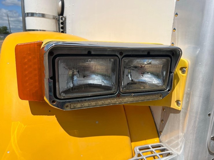 1996-peterbilt-379-image-10
