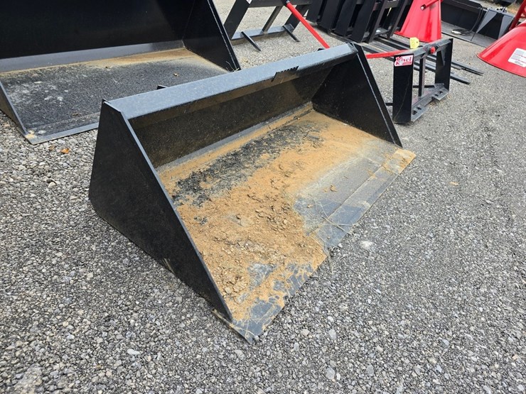 new-swict-66"-skidloader-bucket-image-3