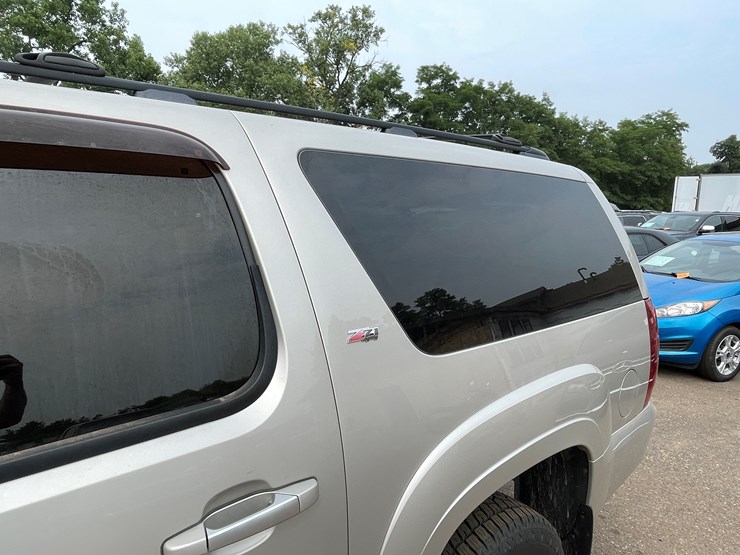2008-chevrolet-suburban-image-23