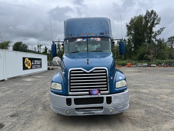 2010-mack-cxu613-tri-axle-truck-tractor-image-8