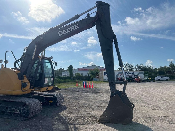 2015-deere-135g-image-28