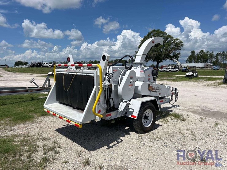 2017-e-z-beever-m12r-towable-brush-chipper-image-3