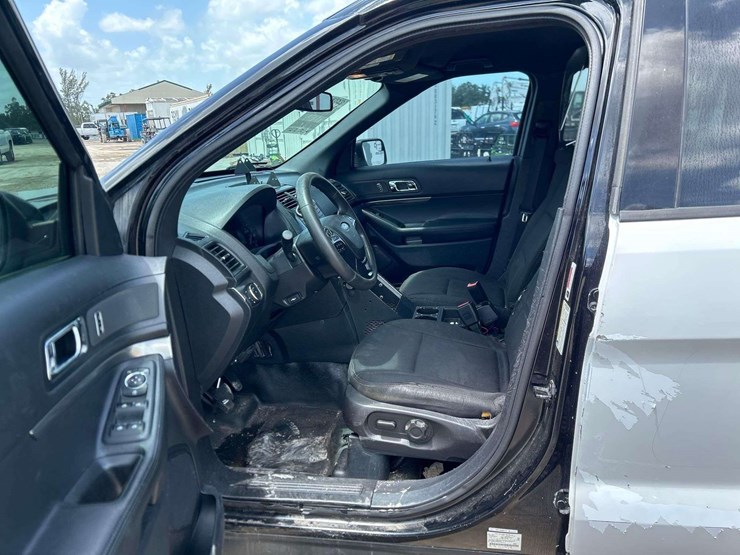 2018-ford-explorer-image-12