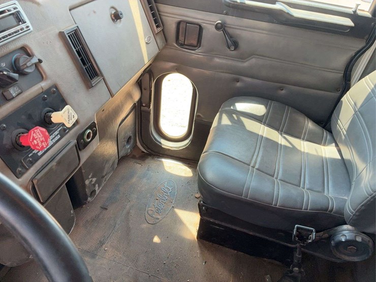 2000-peterbilt-330-image-15
