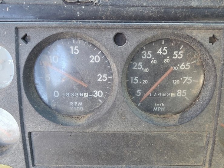 2002-freightliner-fl70-image-46