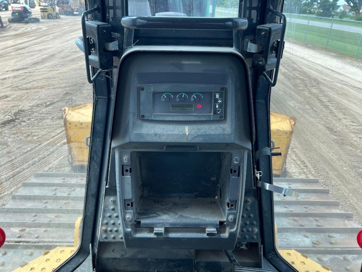 2020-deere-700k-lgp-image-40