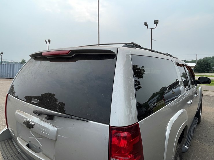 2008-chevrolet-suburban-image-29