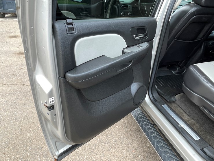 2008-chevrolet-suburban-image-68
