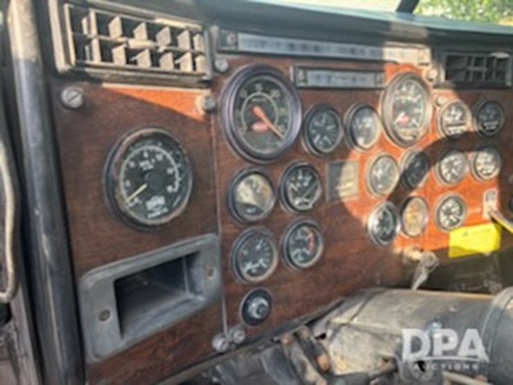 1987-peterbilt-377-image-9