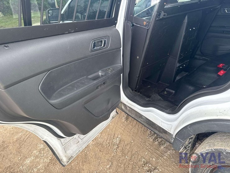 2015-ford-explorer-image-18