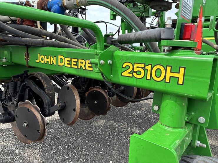 2023-john-deere-2510h-image-37