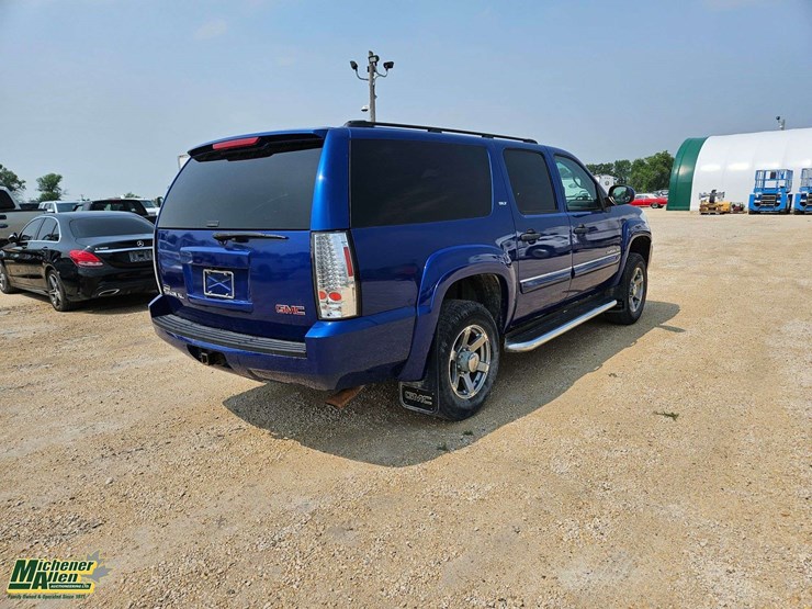 2008-chevrolet-suburban-image-4