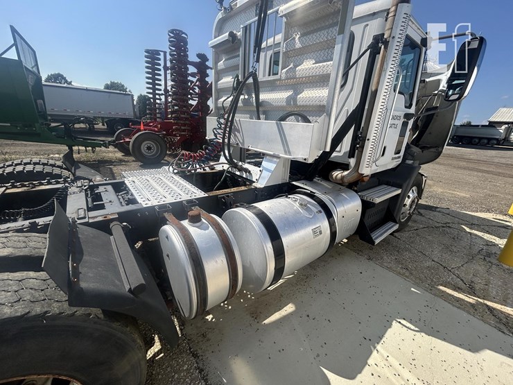 2011-mack-pinnacle-cxu613-image-3
