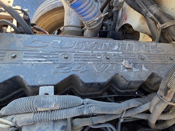 2002-freightliner-fl70-image-35