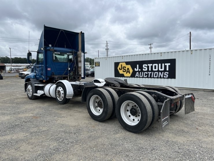 2010-mack-cxu613-tri-axle-truck-tractor-image-6