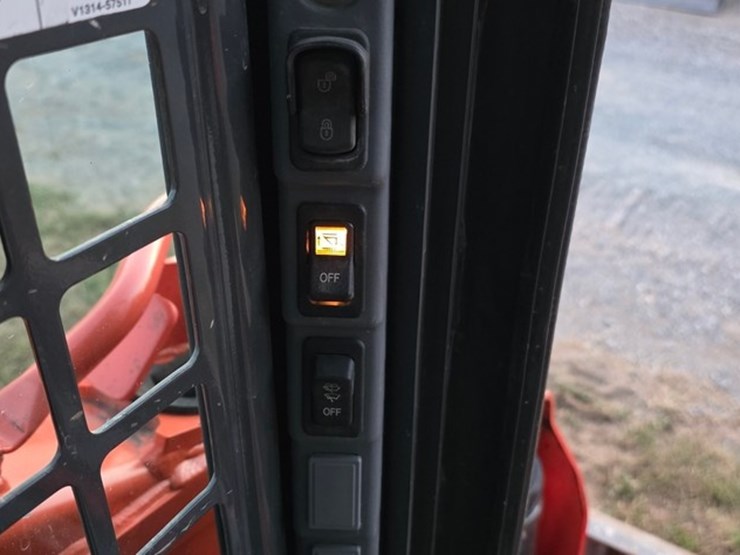 2016-kubota-ssv75-image-56