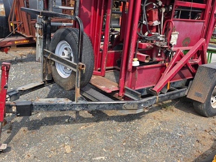 comfort-chute-h-series-hoof-trimming-trailer-image-16