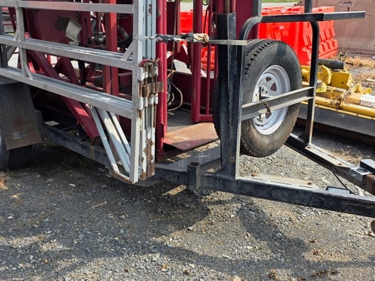 comfort-chute-h-series-hoof-trimming-trailer-image-6