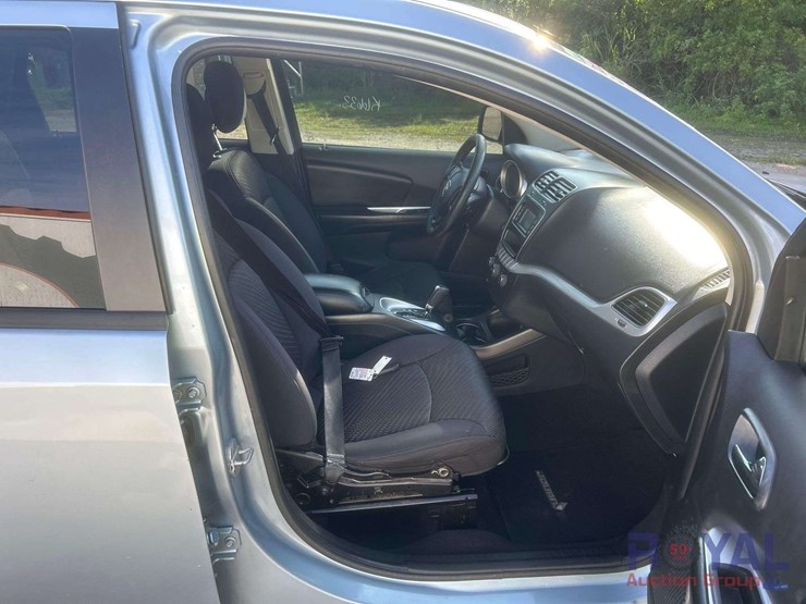 2013-dodge-journey-sxt-image-25