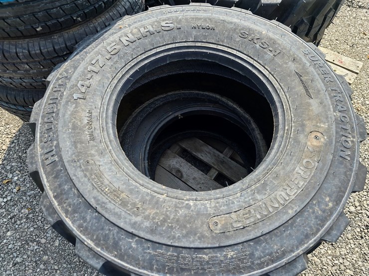 new-4-17.5-forerunner-skidloader-tires-image-4