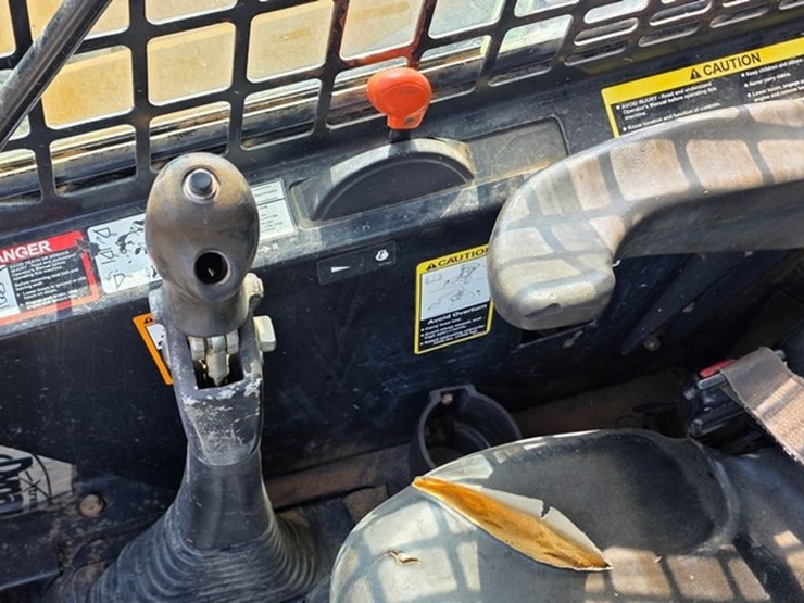 2007-deere-ct332-image-43