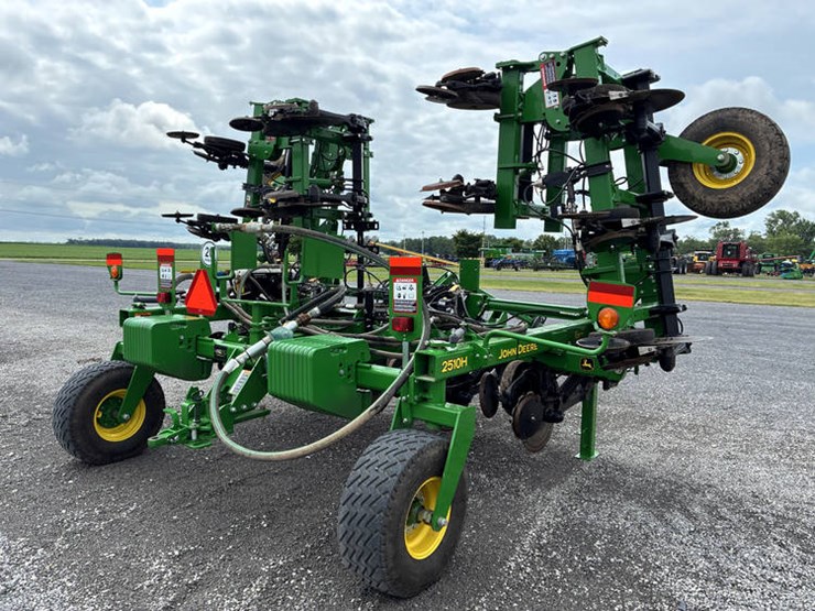 2023-john-deere-2510h-image-6