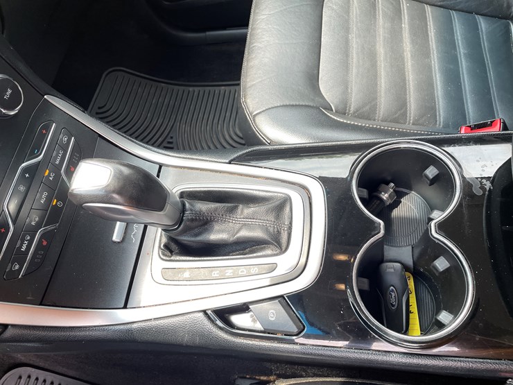 2016-ford-edge-sel-image-53