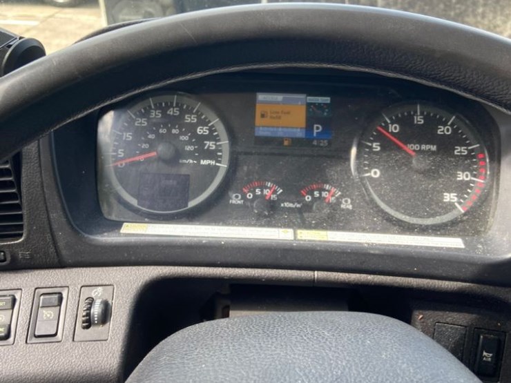 2016-hino-268-image-31
