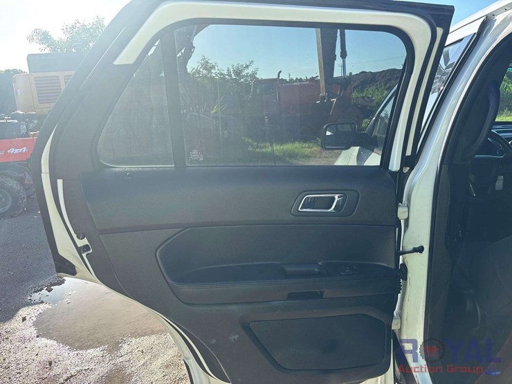 2016-ford-explorer-image-16